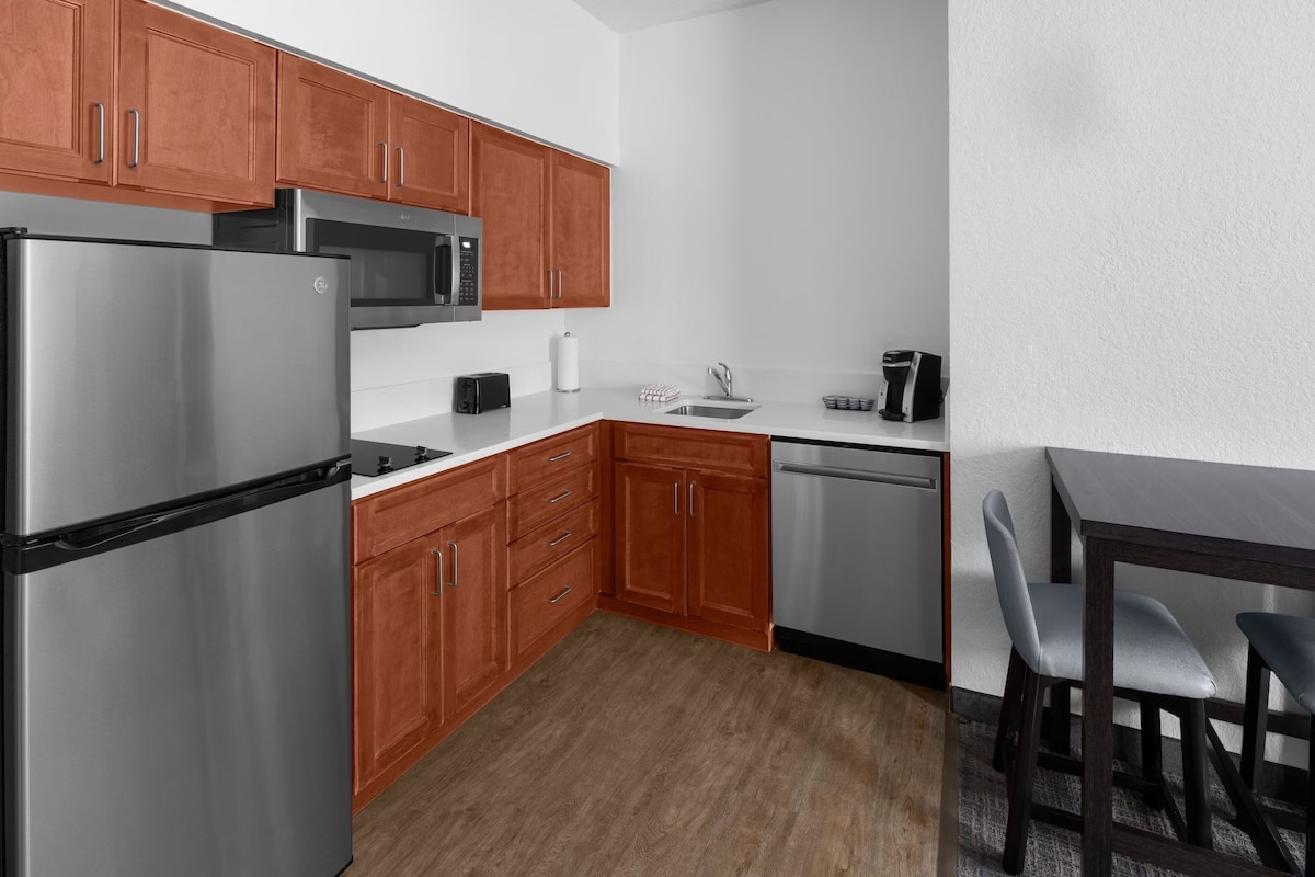 Spacious Tampa Bay Stay with Full Kitchen, Parking