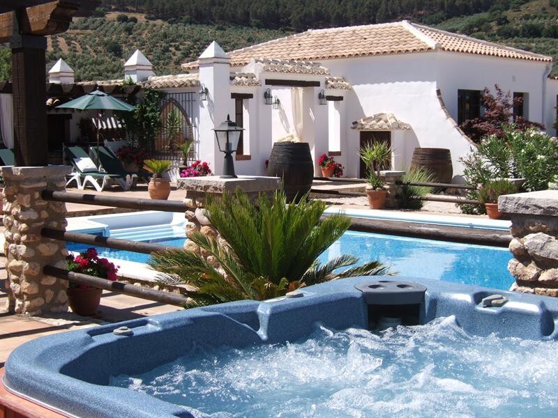 Luxury villa, 2 pools, jacuzzi, wifi, equestrian