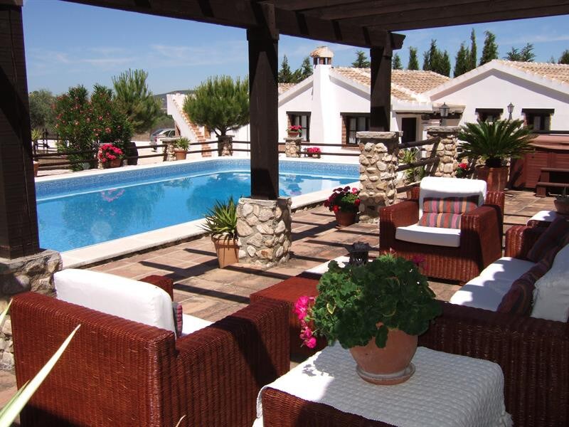 Luxury villa, 2 pools, jacuzzi, wifi, equestrian