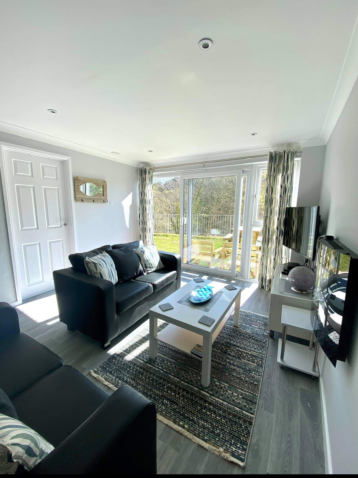 Captivating 2-Bed Villa in Millendreath near Looe