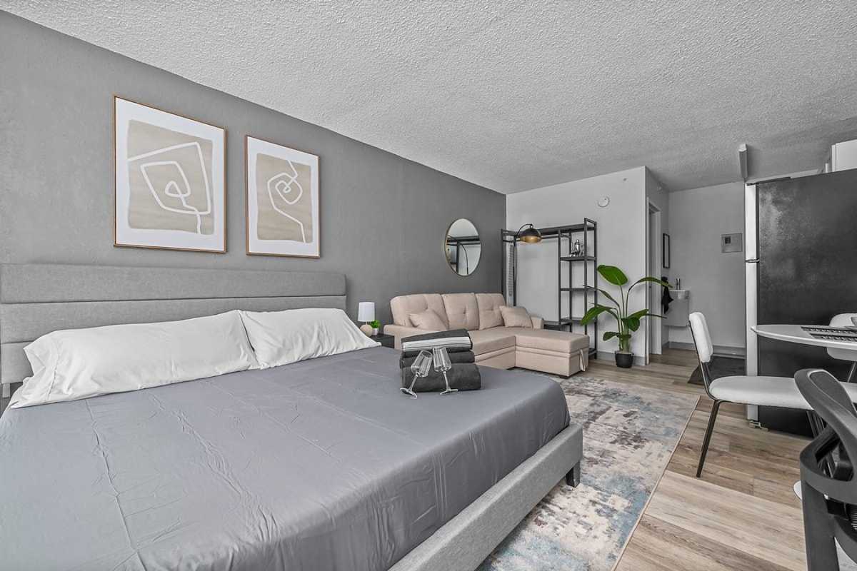 Upscale King Bed Suite—Mins to Downtown JAX!