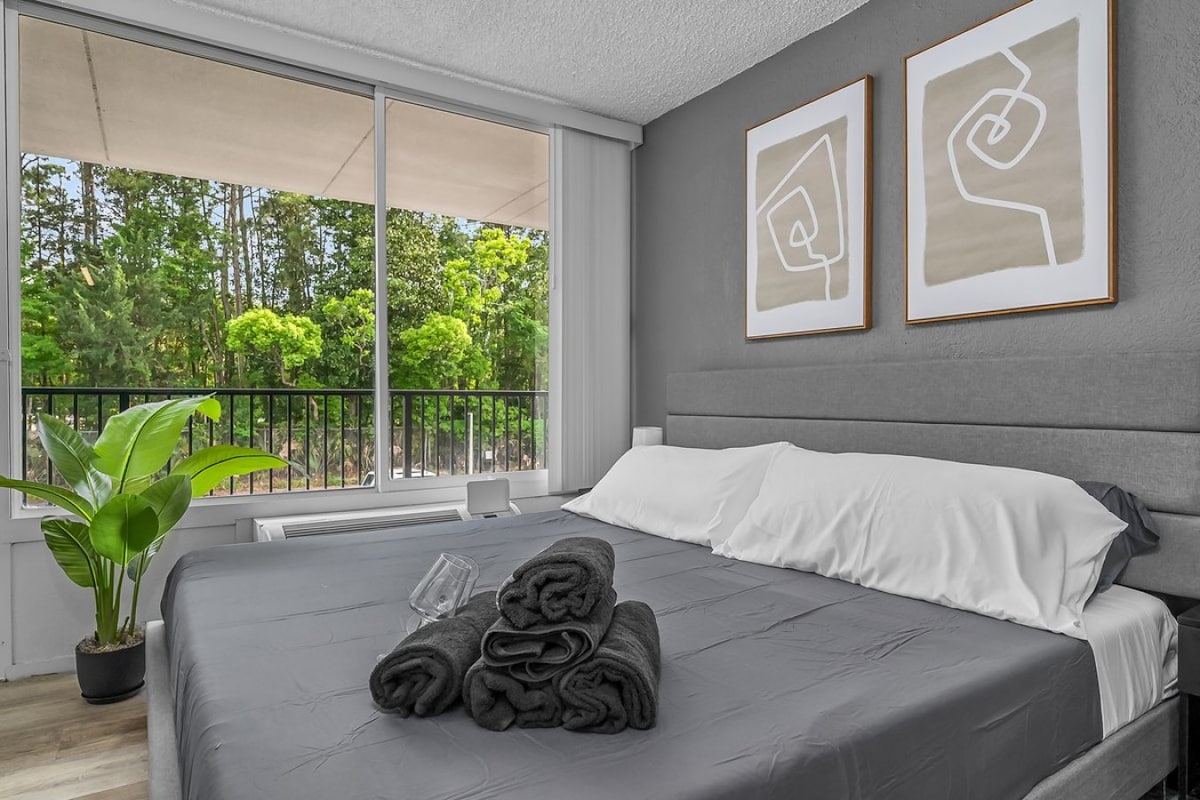 Upscale King Bed Suite—Mins to Downtown JAX!