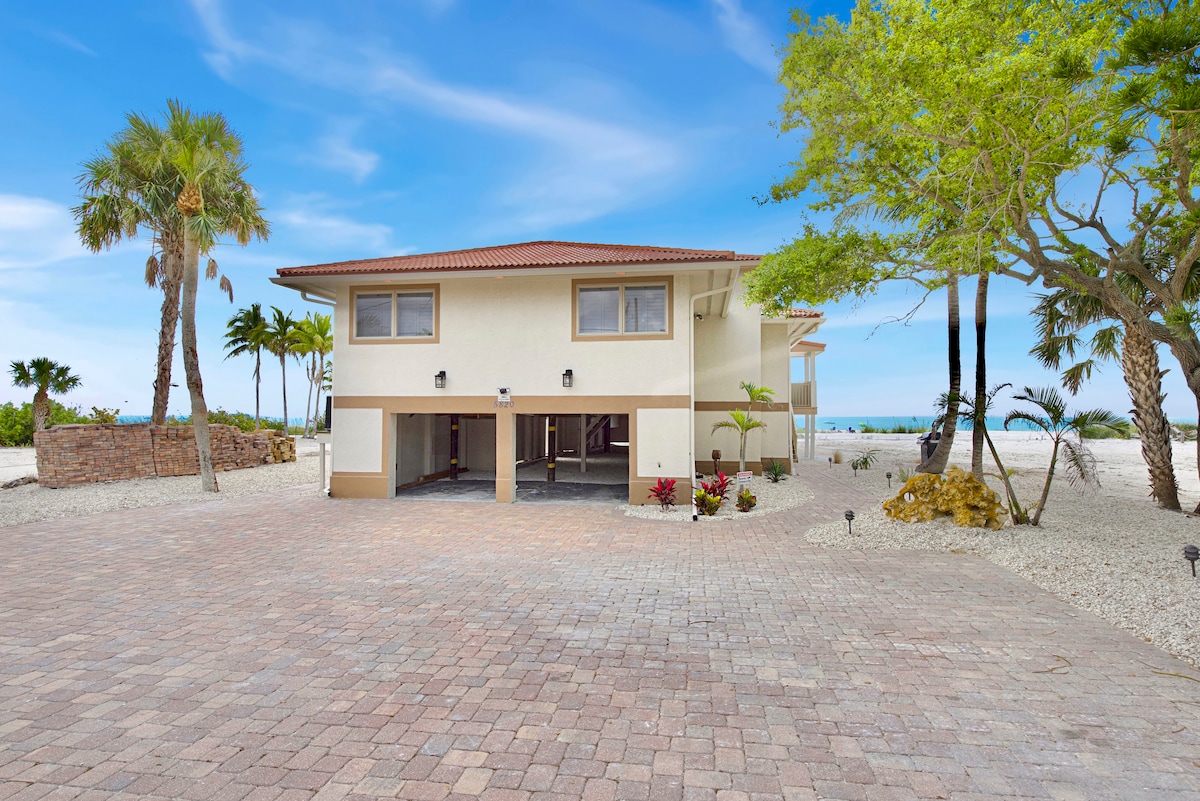 Stunning Views-Steps to Beach-Beachfront Palace