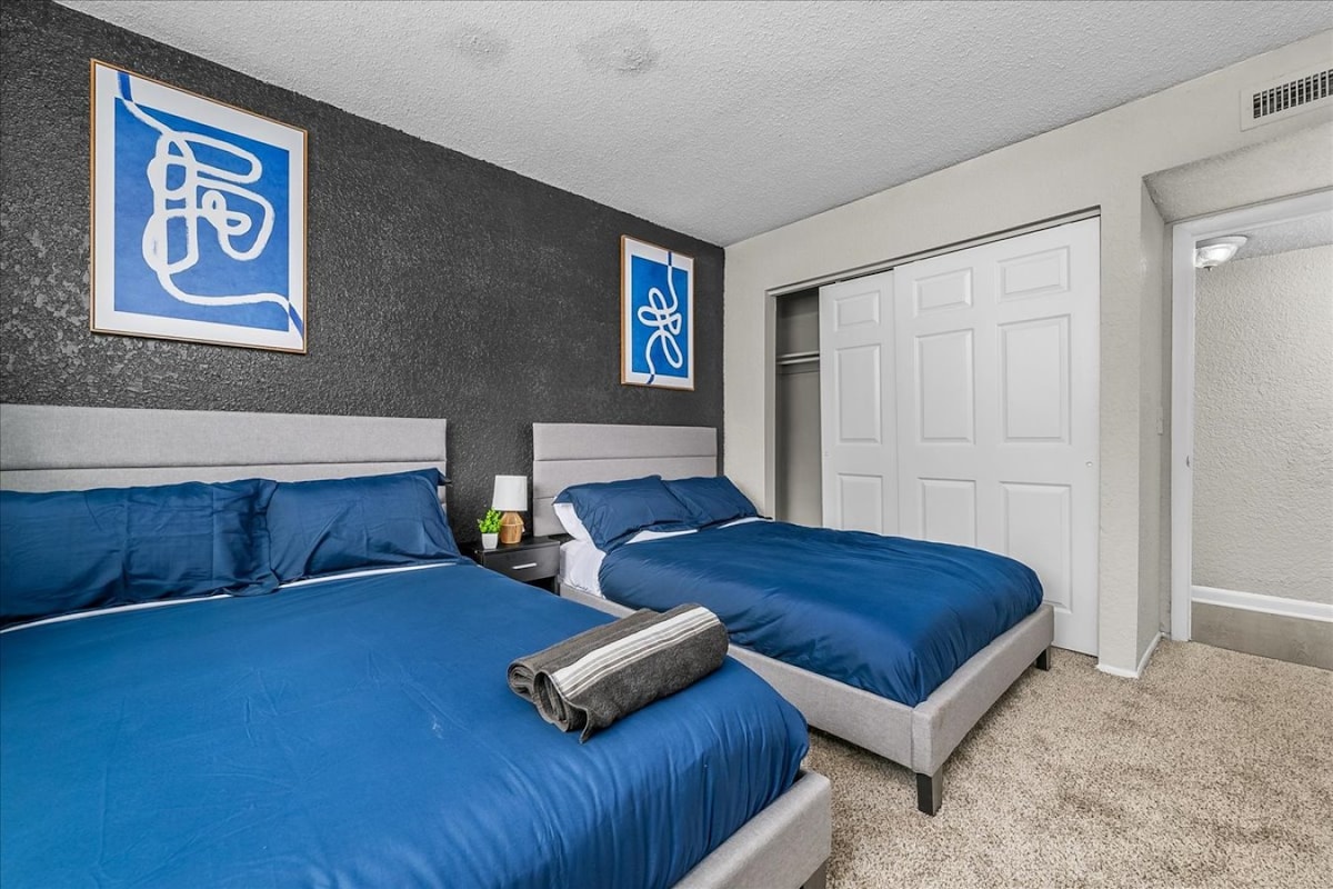 Upscale King 2 Bed Suite—Mins to Downtown JAX!
