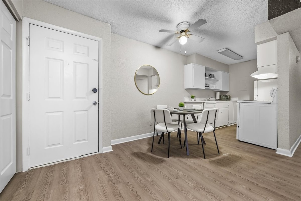 Upscale King 2 Bed Suite—Mins to Downtown JAX!