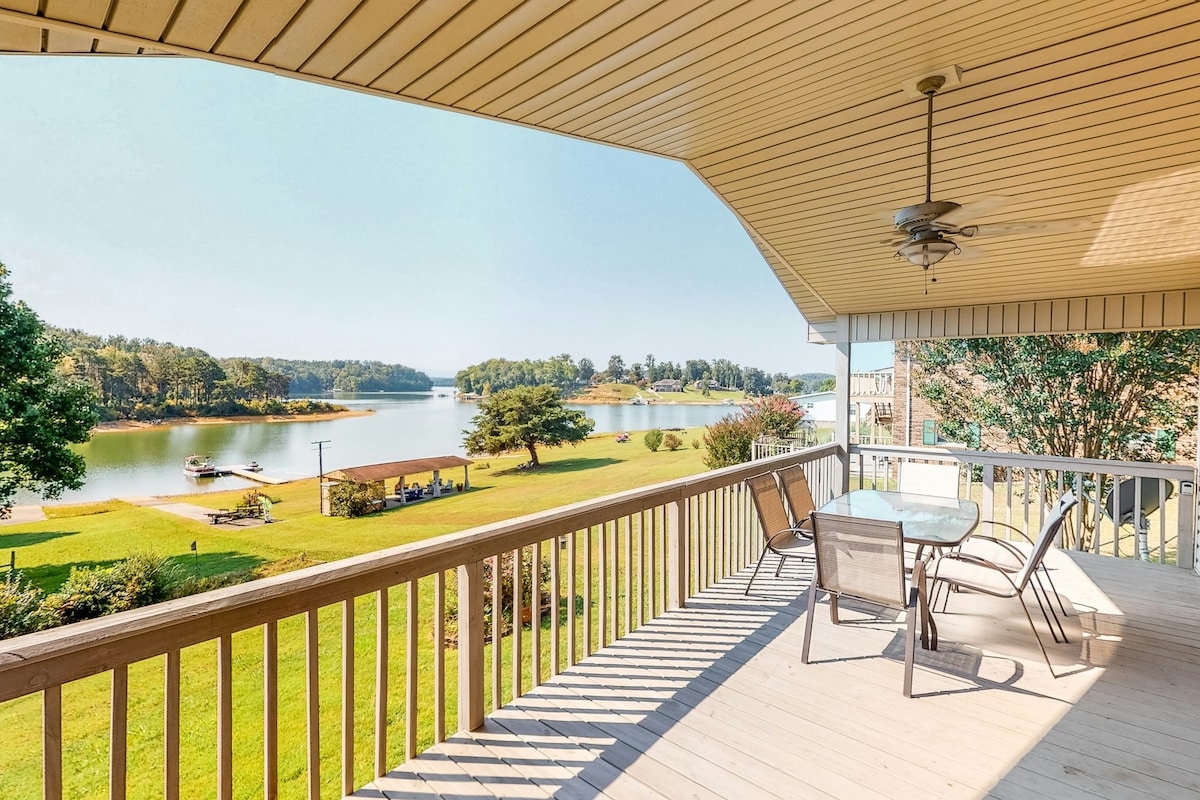 3BR lakefront home with spacious deck & hot tub