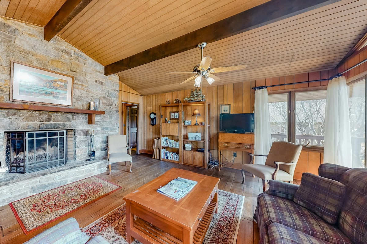 4BR Lakeview | Pool | Fireplace | Deck