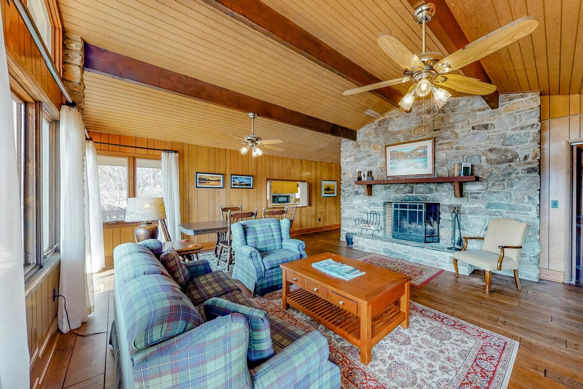 4BR Lakeview | Pool | Fireplace | Deck