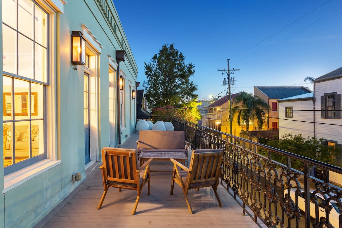 The Burgundy House ~ Sleeps 14 and Steps to FQ