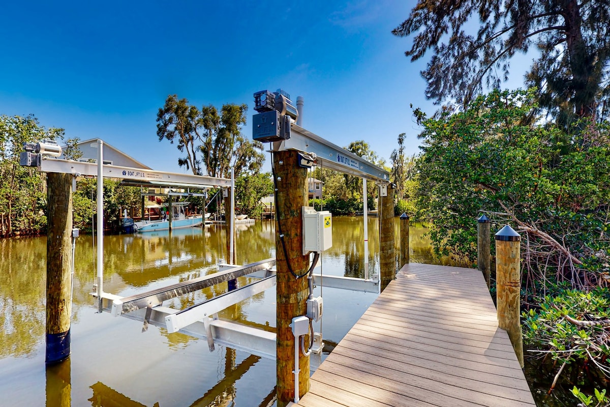 All-new riverfront 4BR - pool, dock & dog-friendly