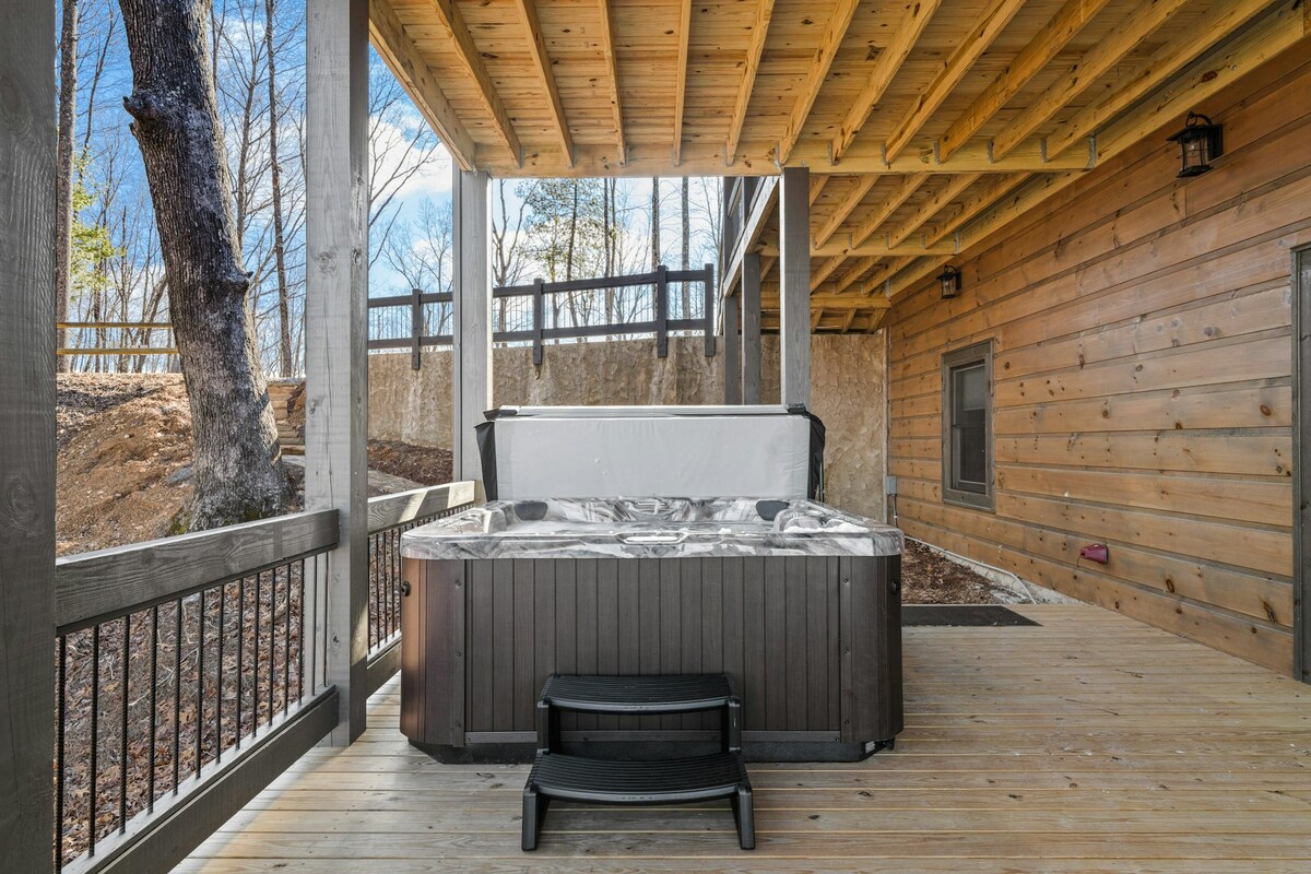 Designer 4BR Mountainview | Hot Tub