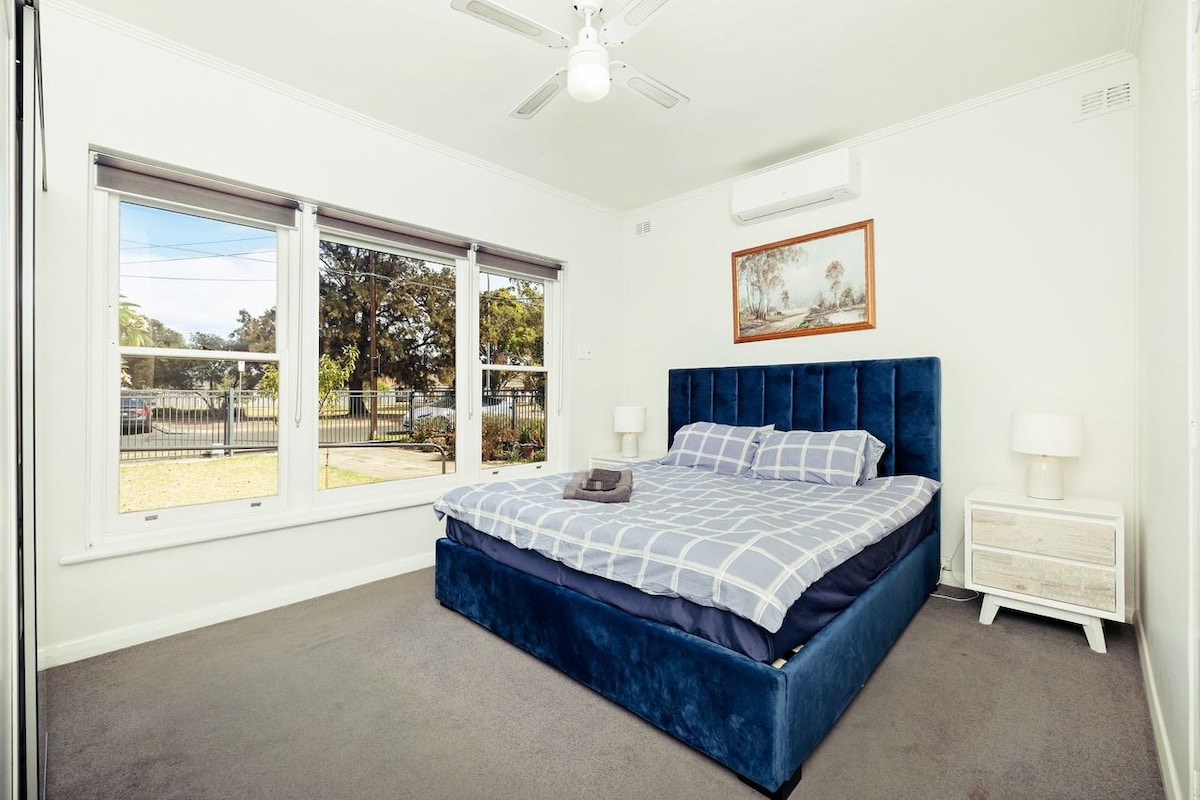 6 BR House Near Adelaide Airport