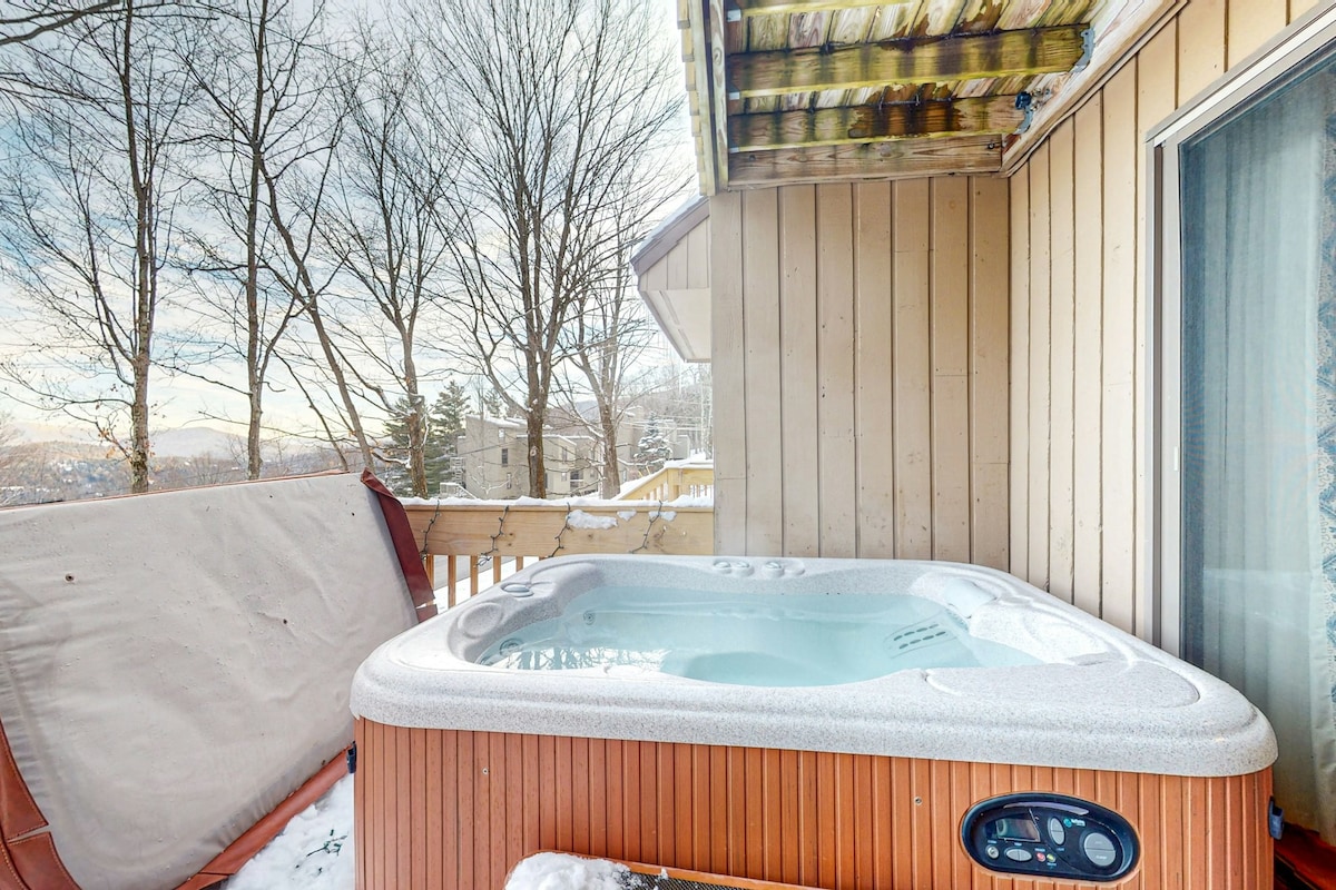 3BR Sugarbush condo close to skiing with hot tub