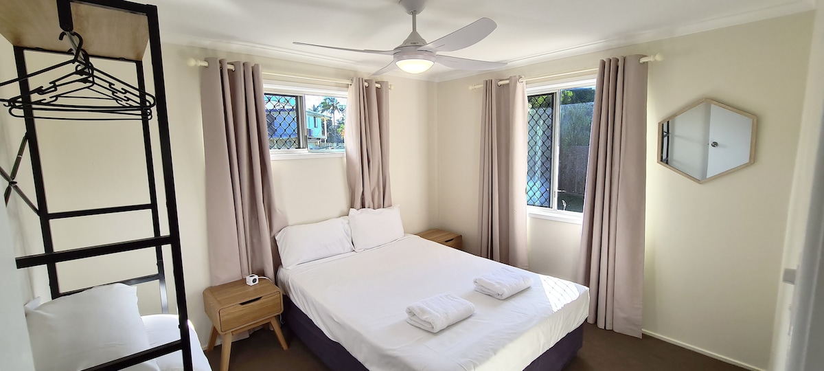 Pet & Tradie Friendly house with Bedroom Aircons