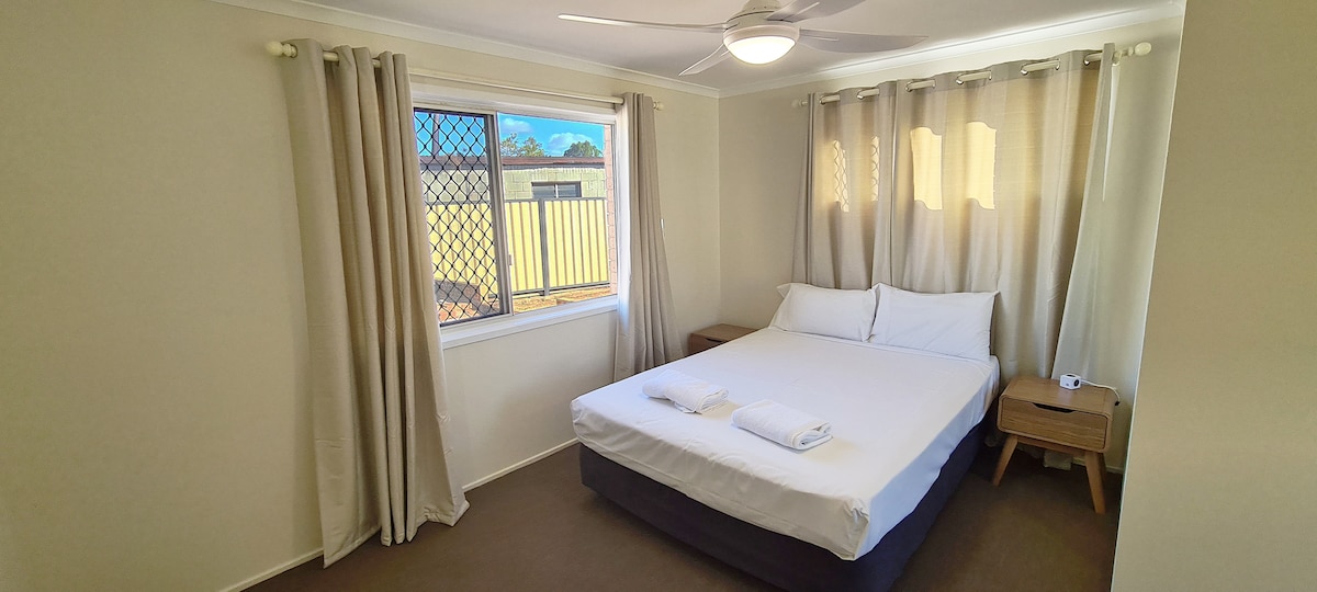 Pet & Tradie Friendly house with Bedroom Aircons