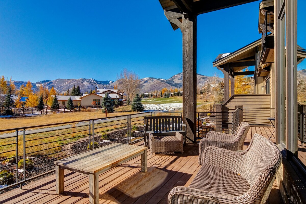 Luxe 4BR with fireplaces, gas grill, & great view