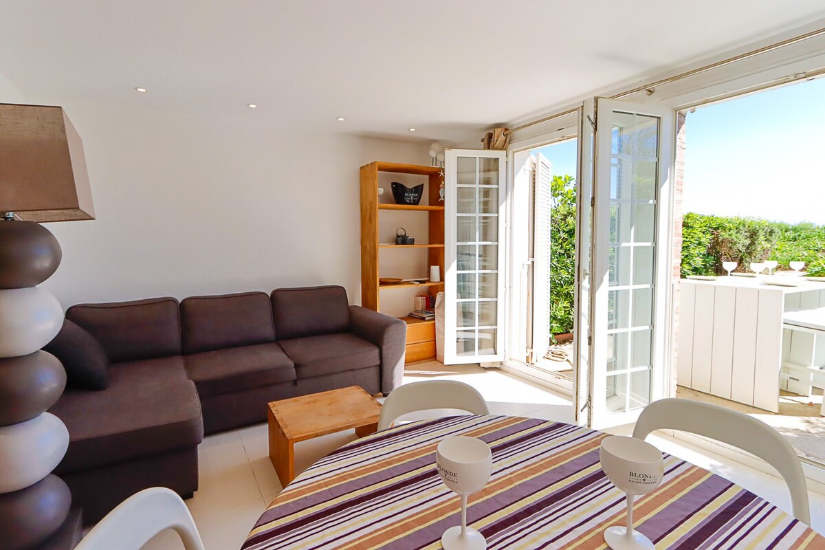 Renovated 2-room apartment on the beach in Port