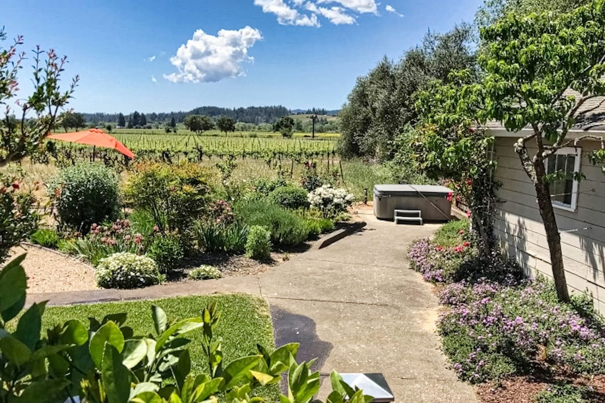 3BR with vineyard view & hot tub