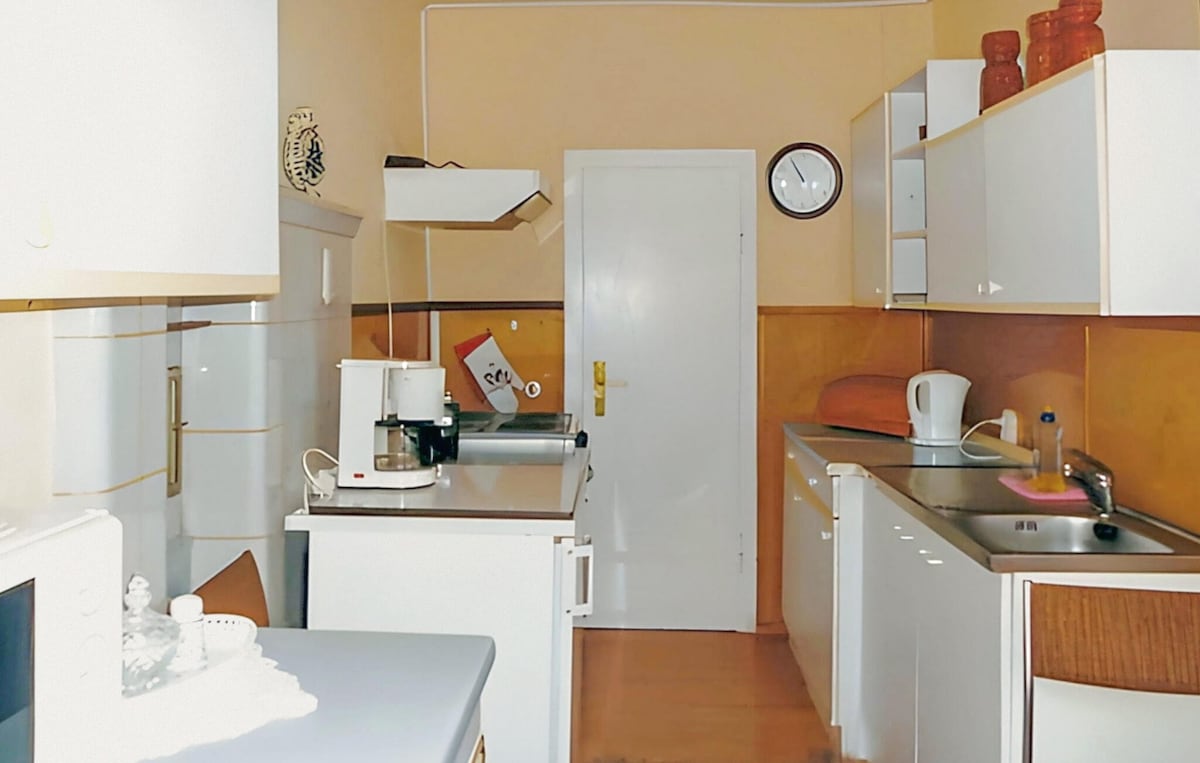 Cozy home in Tambach-Dietharz with kitchen
