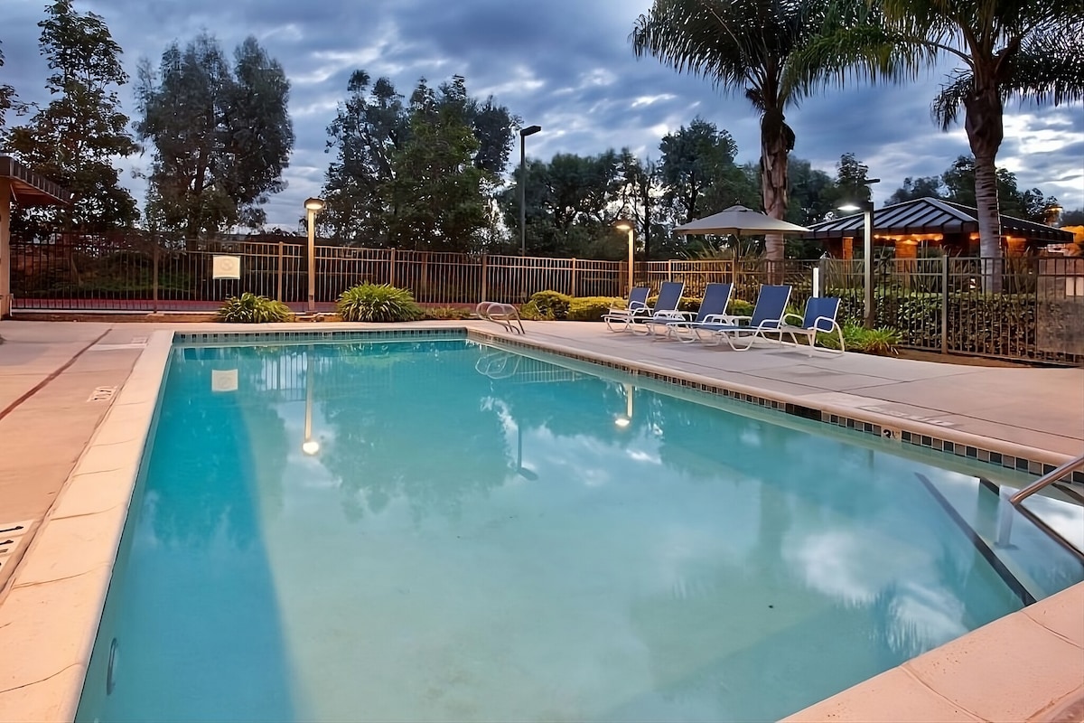 Pet-friendly Suite w/ Full Kitchen! Outdoor Pool!