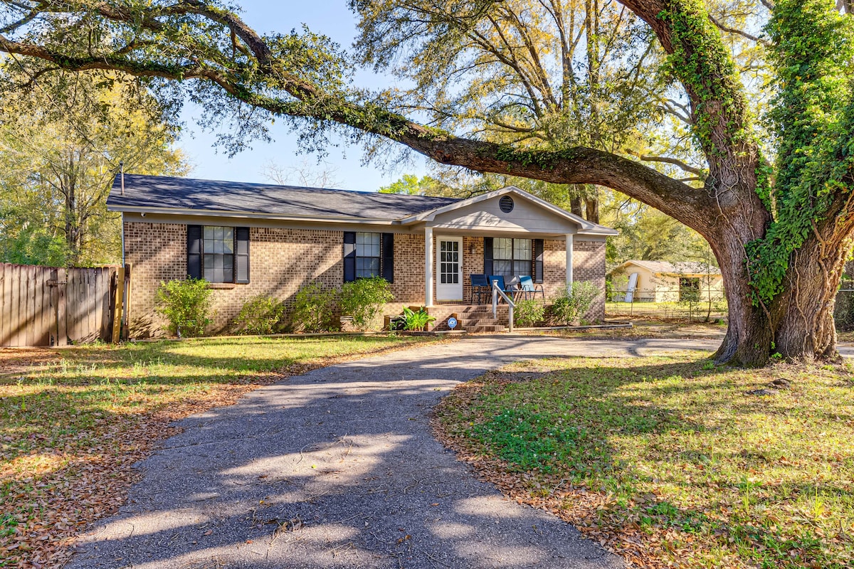 Charming Satsuma Home ~ 14 Mi to Mobile!