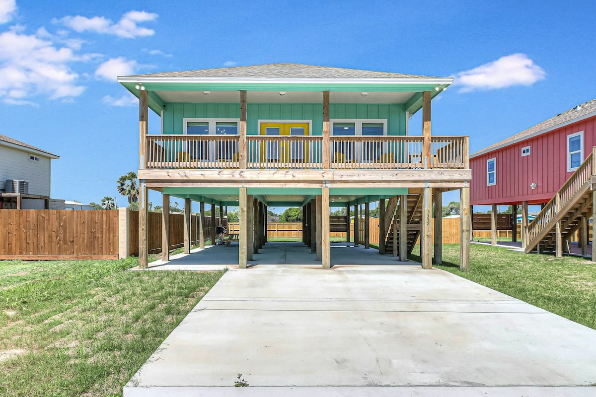 6BR side-by-side beach houses with decks & kitchen