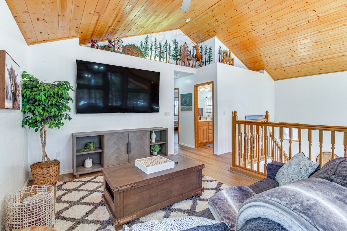 Peaceful Pinetop Getaway w/ Fireplace & Gas Grill!