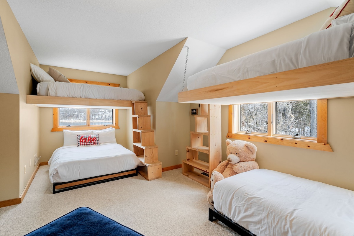 Maple Lake Chalet  Waterfront | Luxury Cabin |