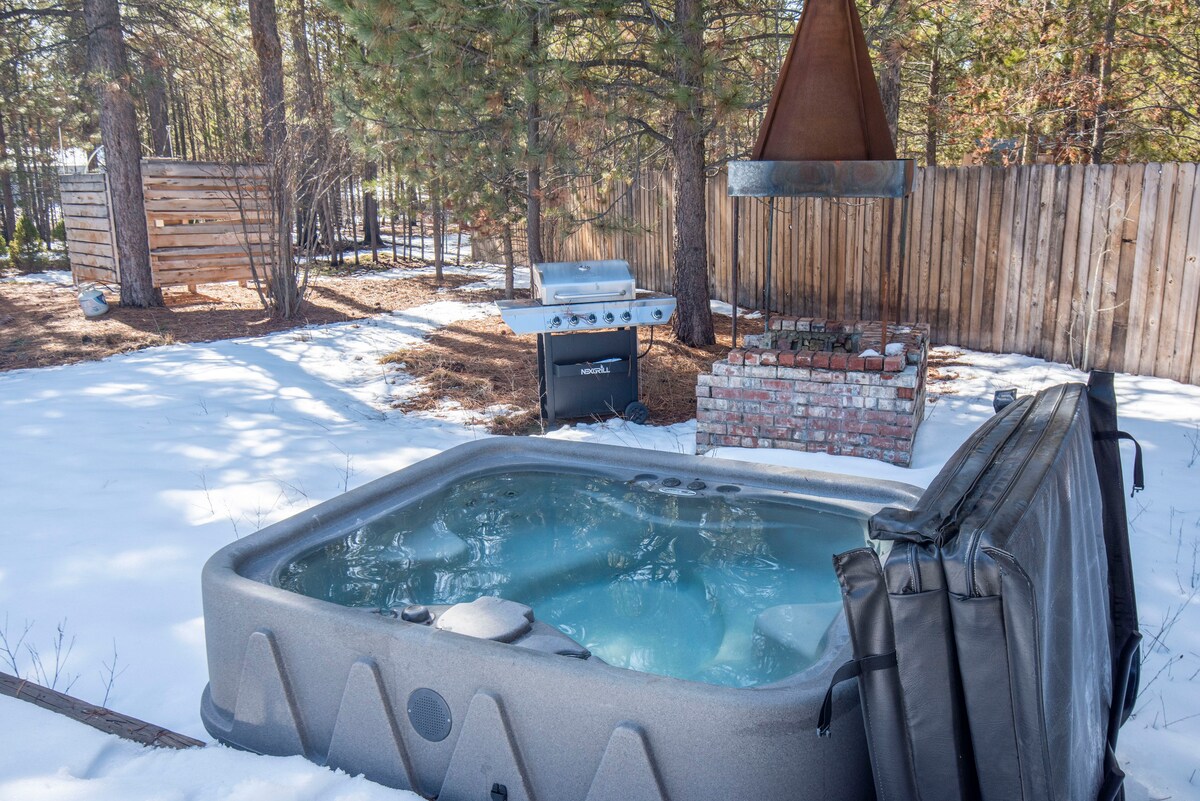 Geodesic Home: Wood Stove, Private Deck, Hot Tub!