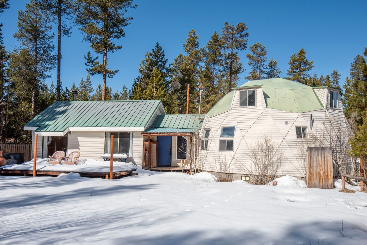 Geodesic Home: Wood Stove, Private Deck, Hot Tub!