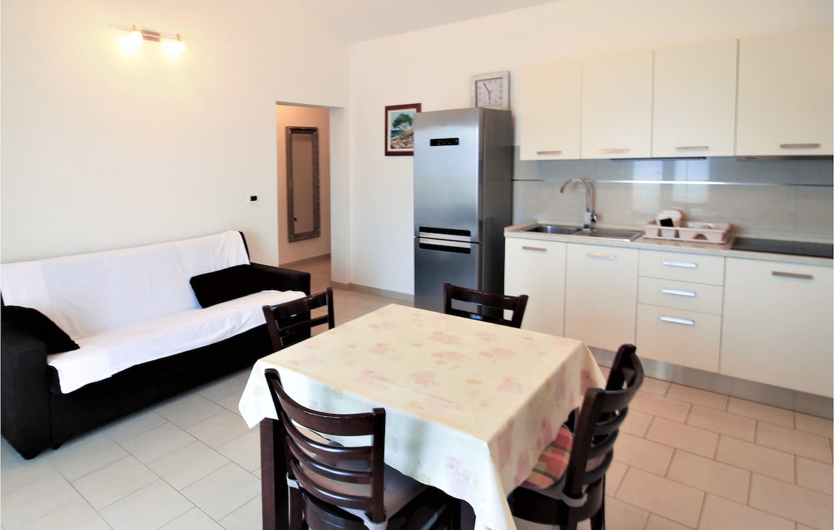 Lovely apartment in Mandre with WiFi