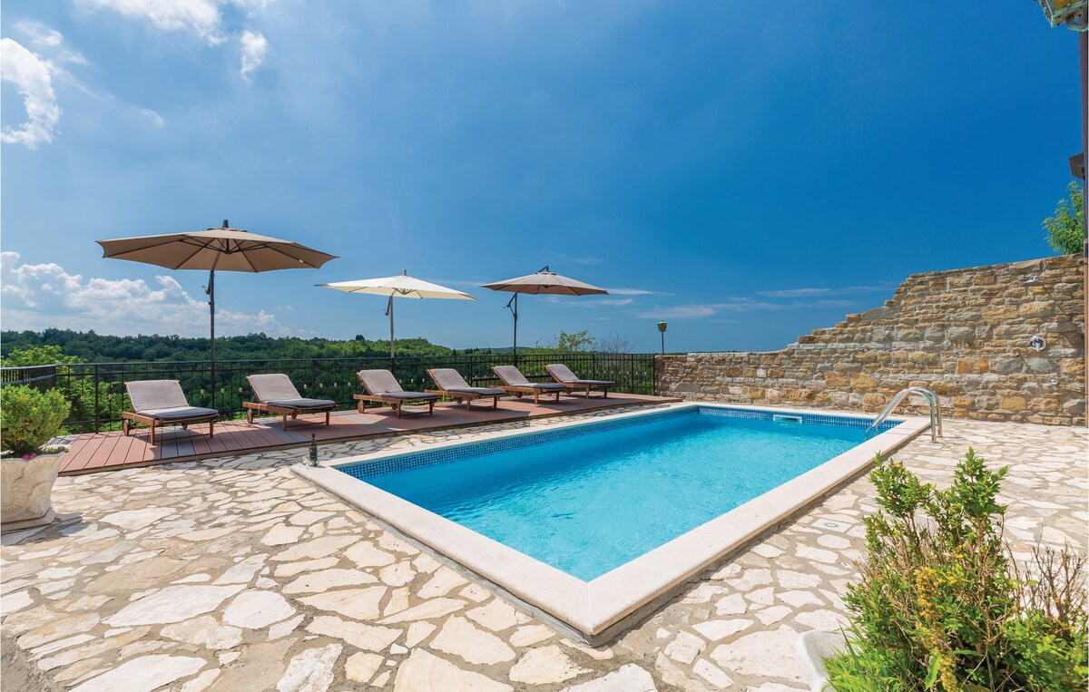 Gorgeous home in Momjan with heated swimming pool