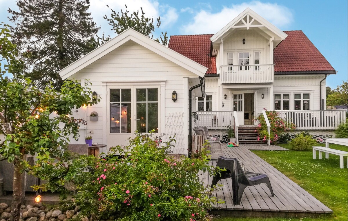 Beautiful home in Søgne with WiFi