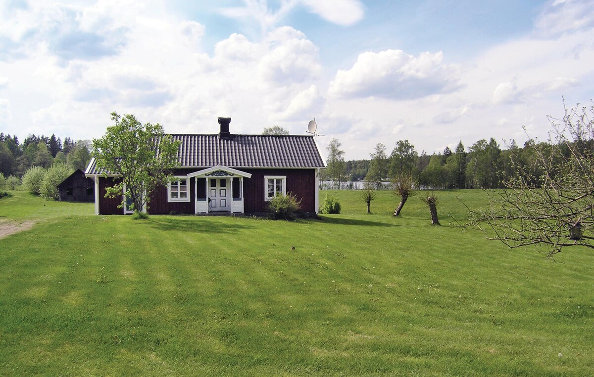 Lovely home in Ambjörnarp with lake view