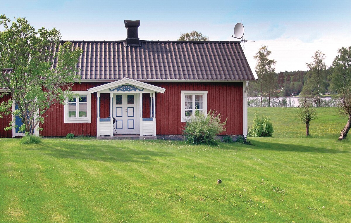 Lovely home in Ambjörnarp with lake view