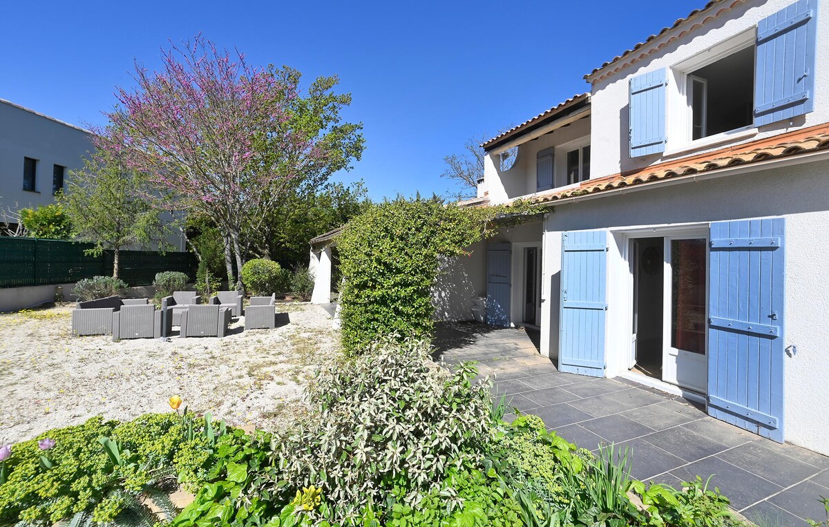 Lovely home in Pernes-les-Fontaines with WiFi
