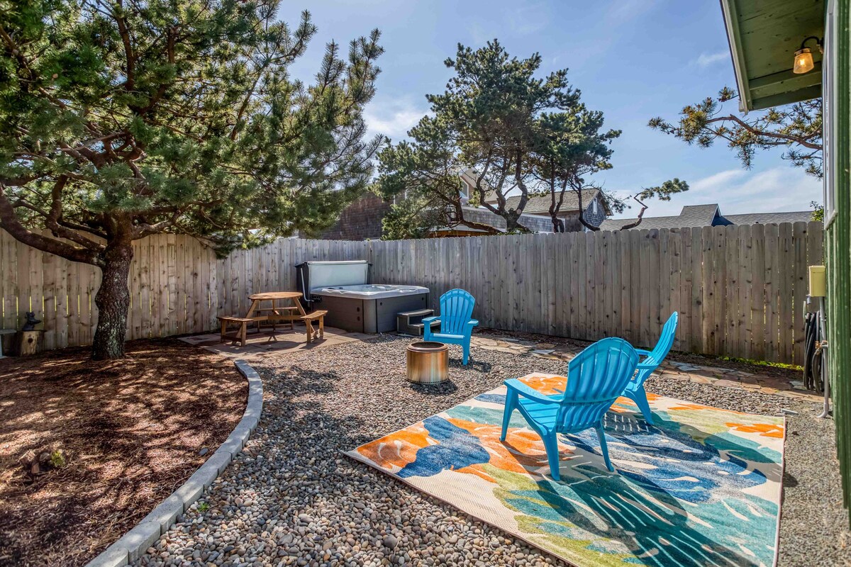 Fire Pit, Hot Tub, and Steps from Beach, Haystack