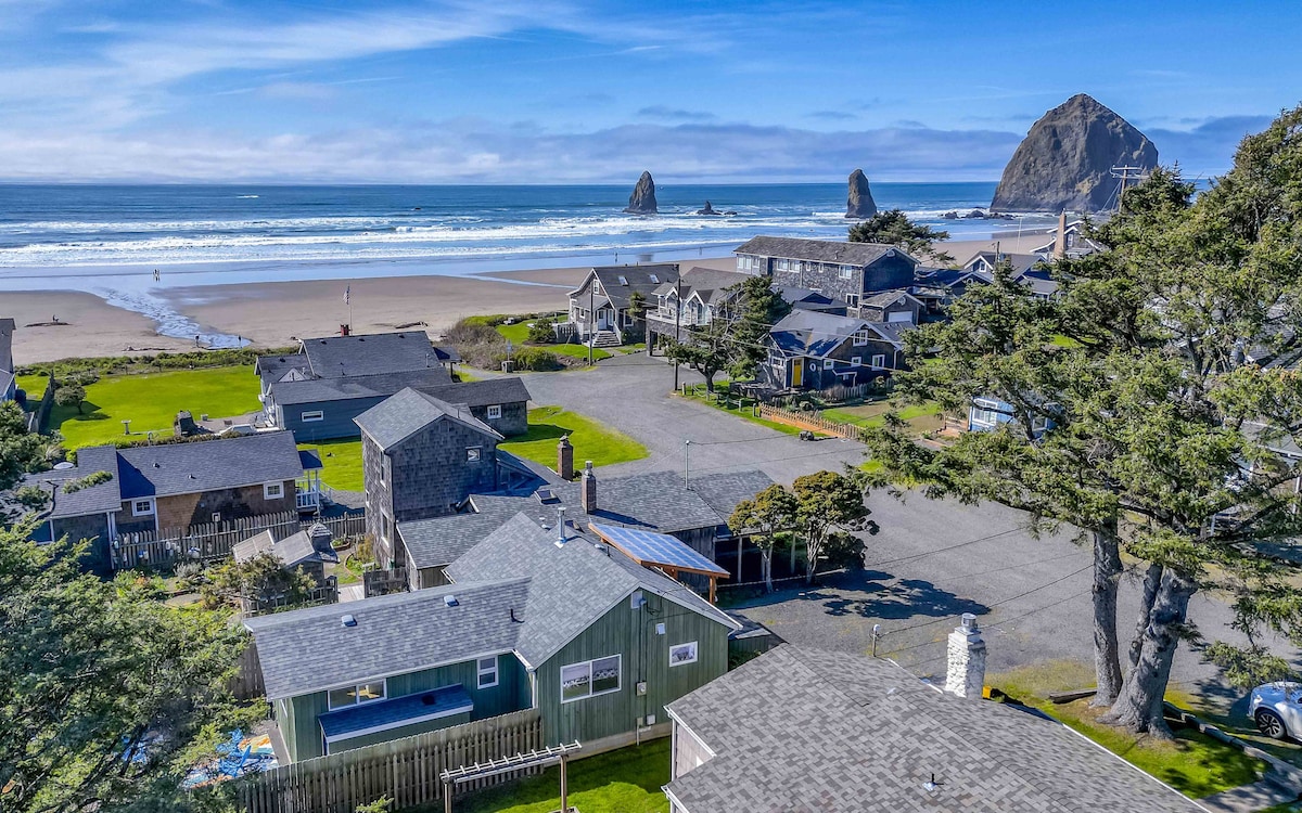 Fire Pit, Hot Tub, and Steps from Beach, Haystack