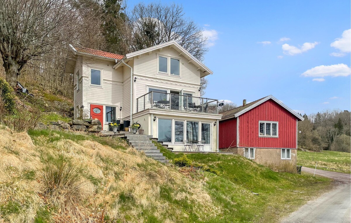 Awesome home in Kungsbacka with house sea view
