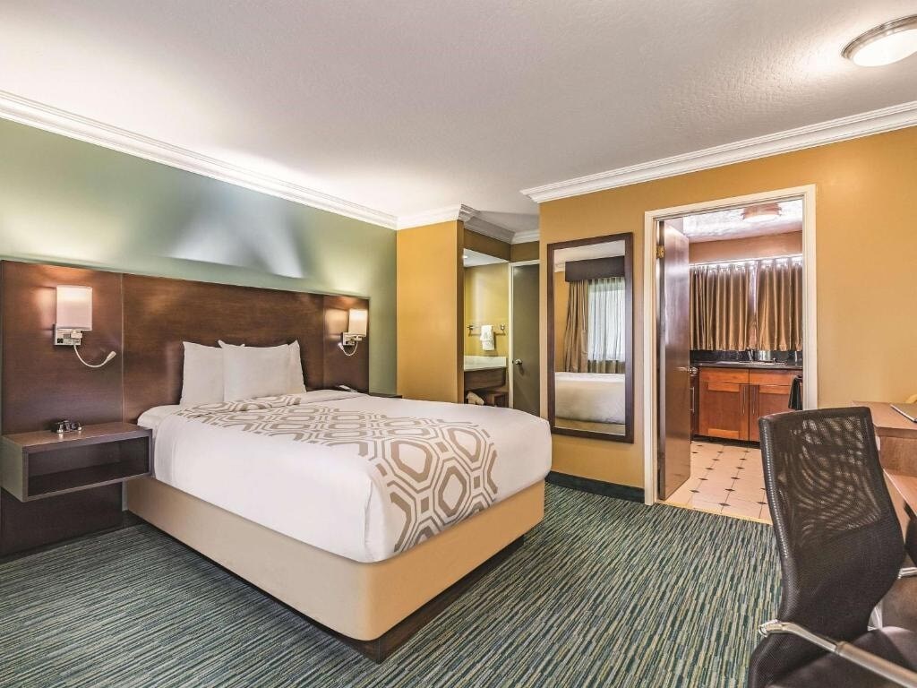 Executive King Room Near Green Hills Park SAN