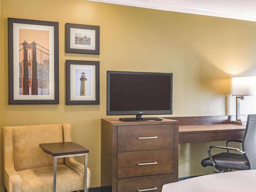 Executive King Room Near Green Hills Park SAN