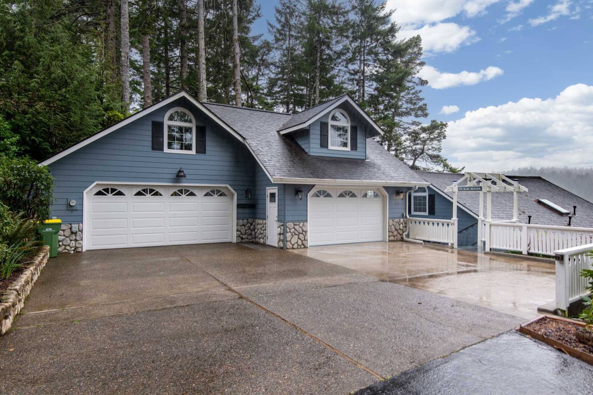 New listing! Beautiful lakefront home w/ hot tub
