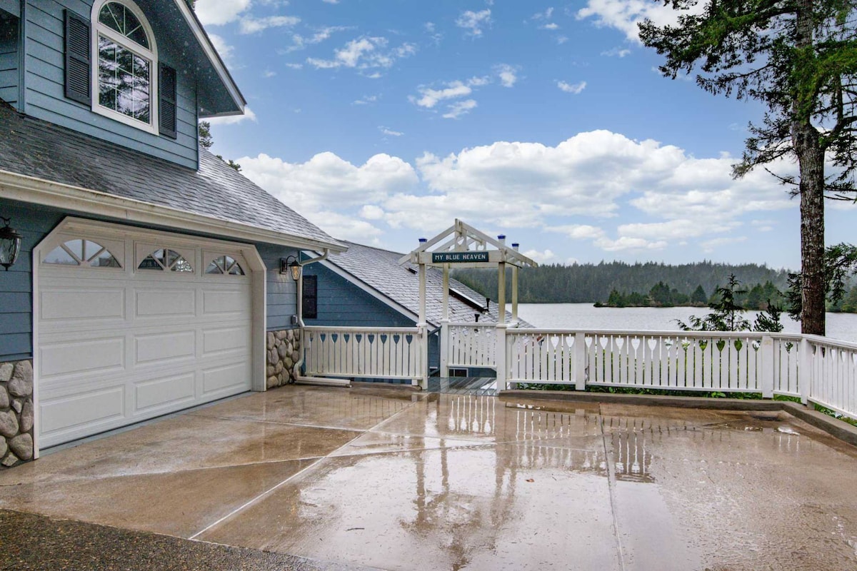 New listing! Beautiful lakefront home w/ hot tub