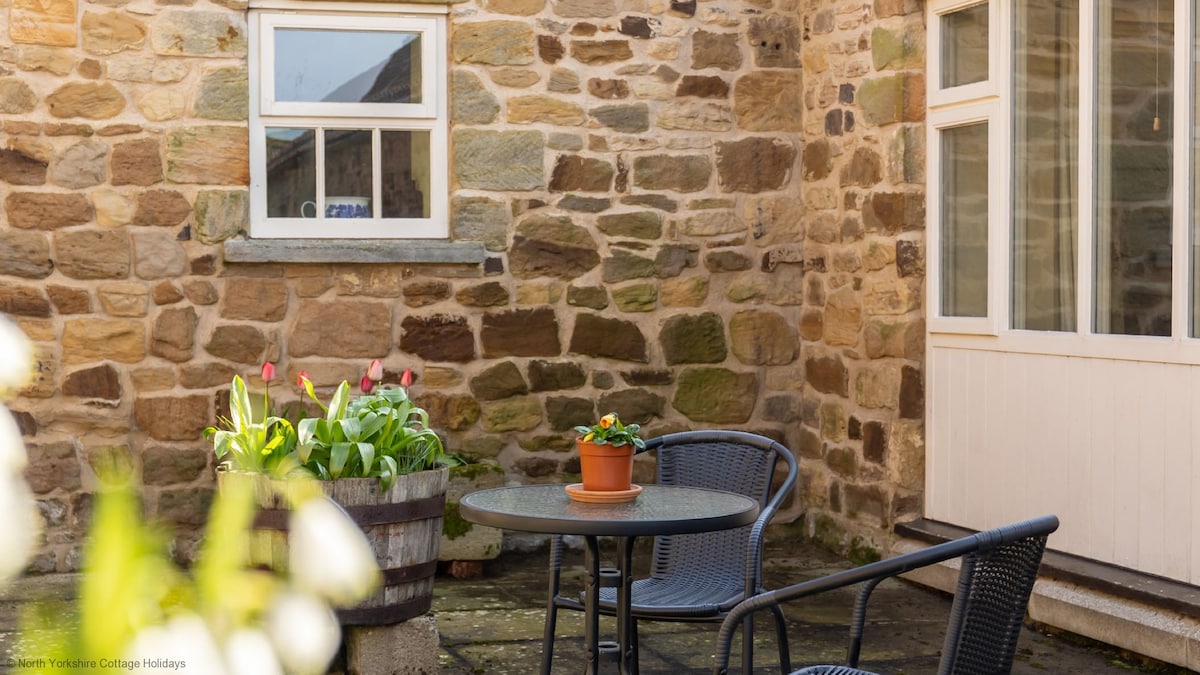 Rural Stone Cottage for Two - Dog Friendly