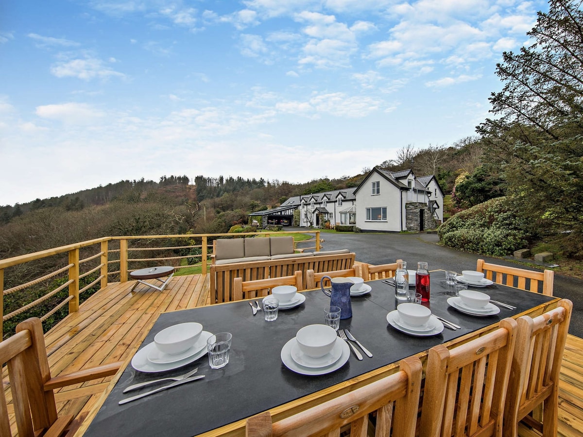 5 Bed in Aberdovey (94475)