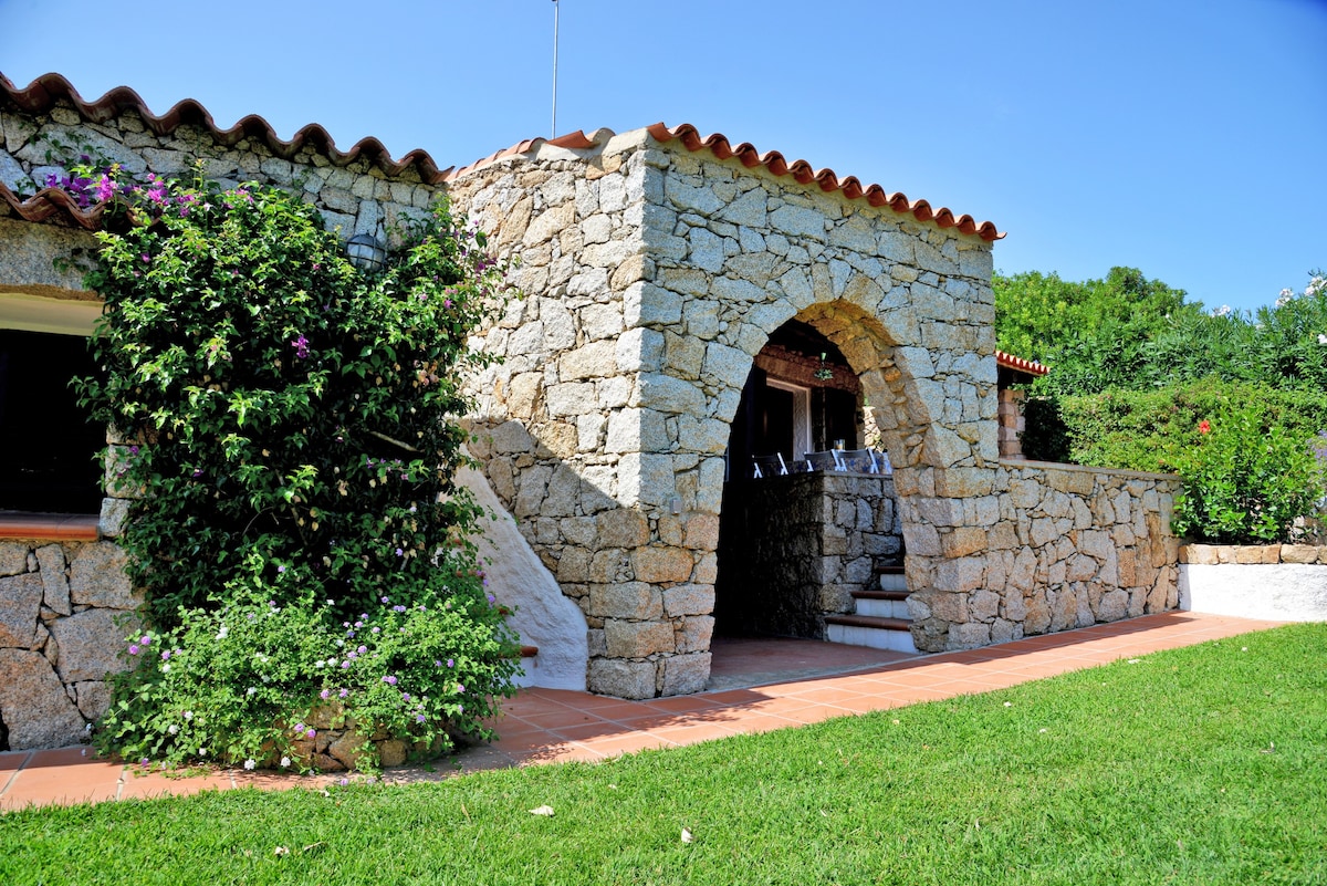 Villa Ibiscus - Porto Raphael traditional home wit
