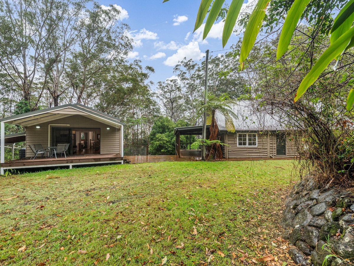 Cockatoo Hideaway - Log House & Cabin