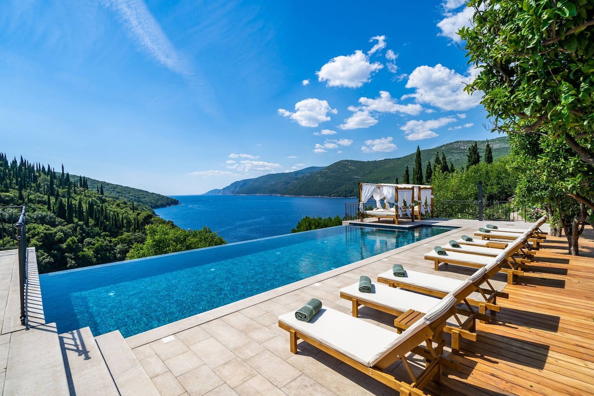 Peaceful Villa Palma infinity pool in Dubrovnik