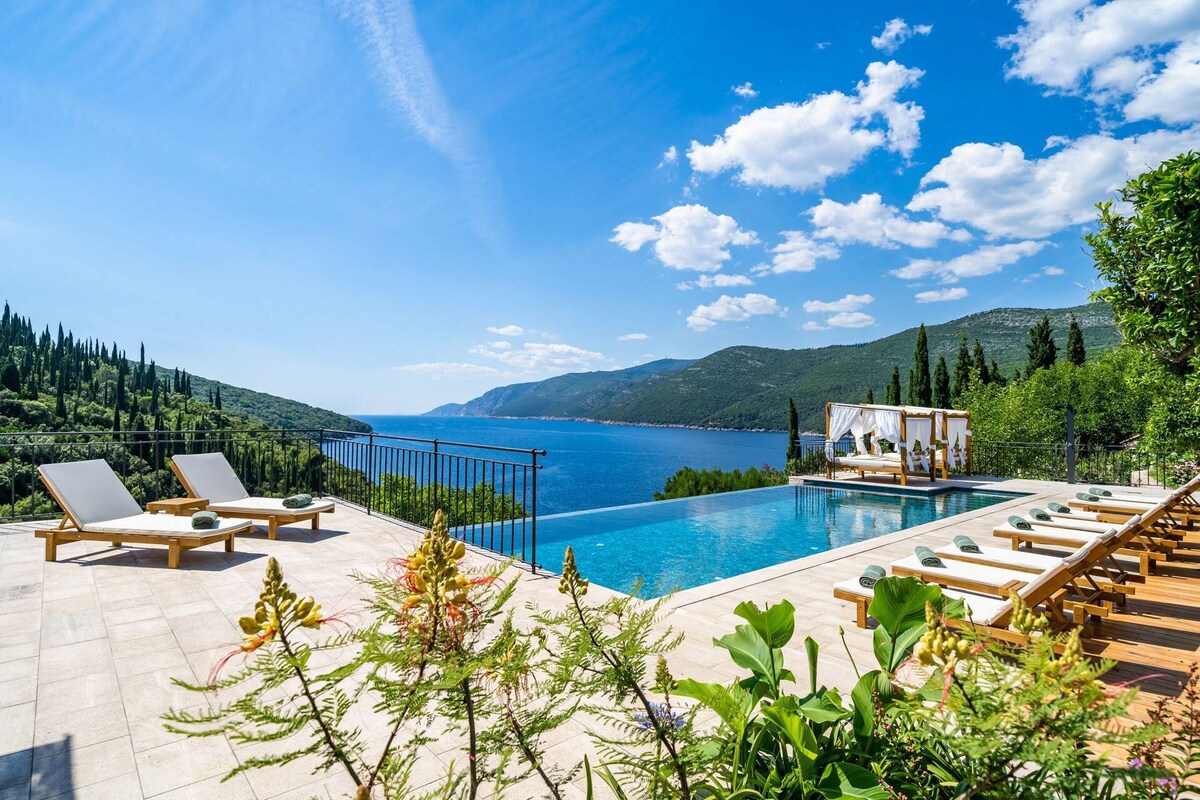 Peaceful Villa Palma infinity pool in Dubrovnik