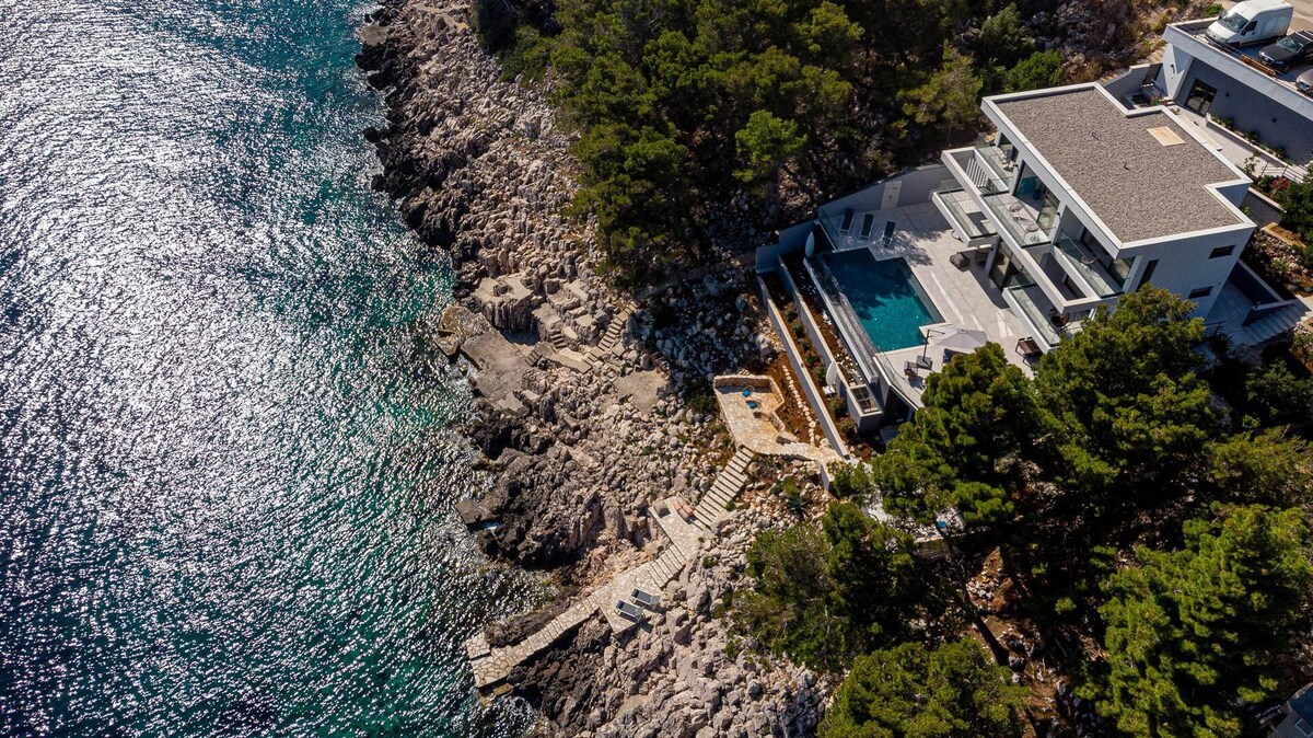 Fabulous Villa Sansarea with a pool near the sea